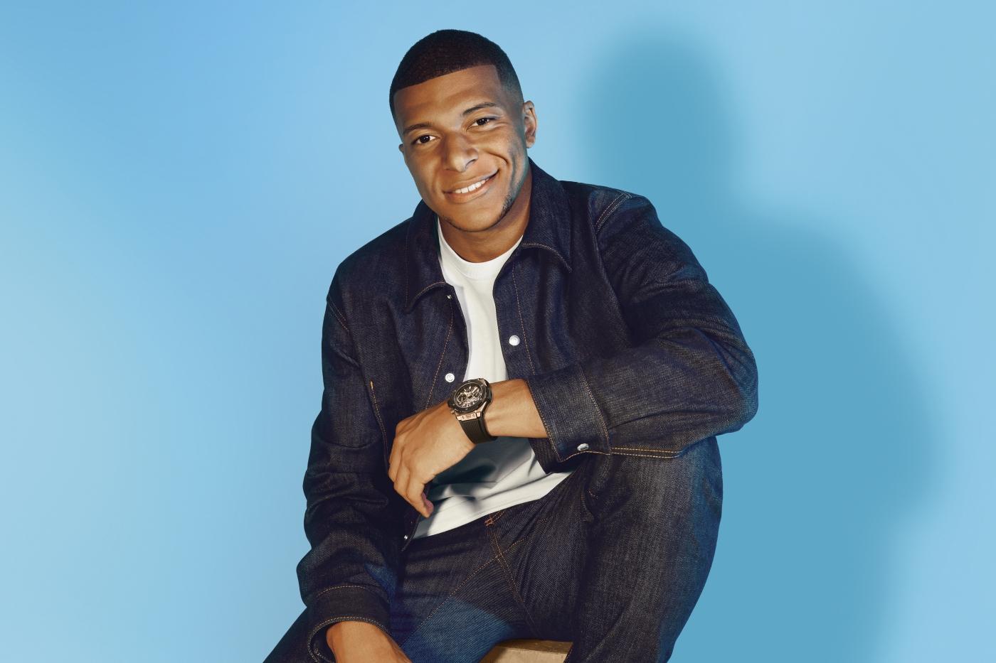 kylian-mbappé-wearing-the-big-bang-unico-king-gold-ceramic-44-mm-close-up-2